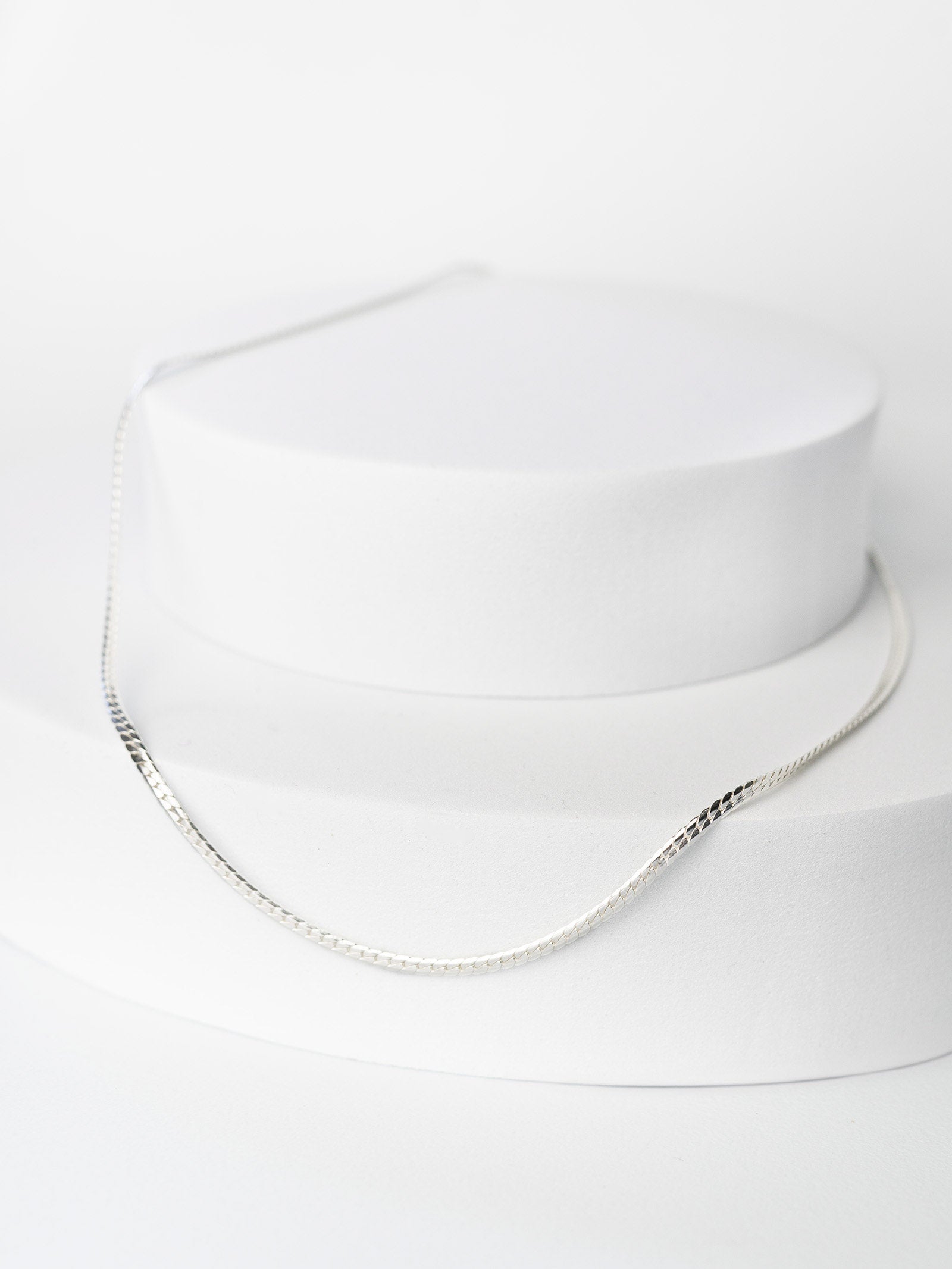 Necklace with disc pendant - Fejn